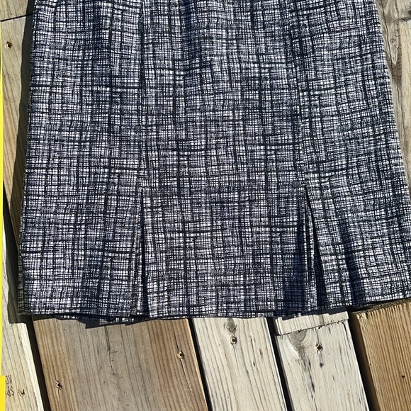 WHITE HOUSE BLACK MARKET Skirt - Picture 4 of 4